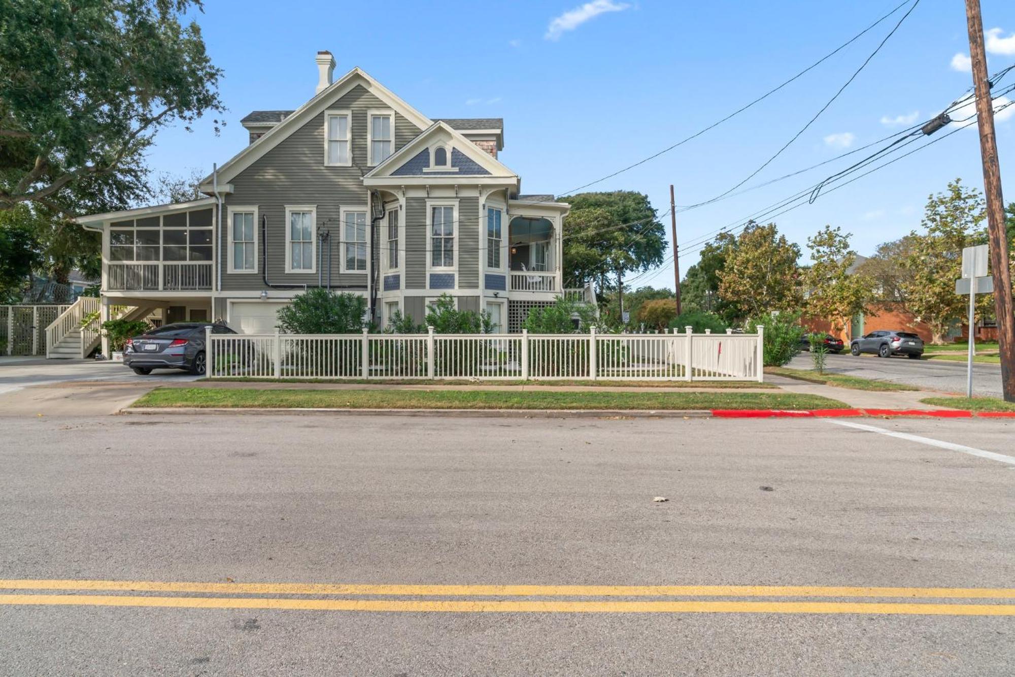 Historic Galveston Family Beach Home With 3 King Beds Buitenkant foto