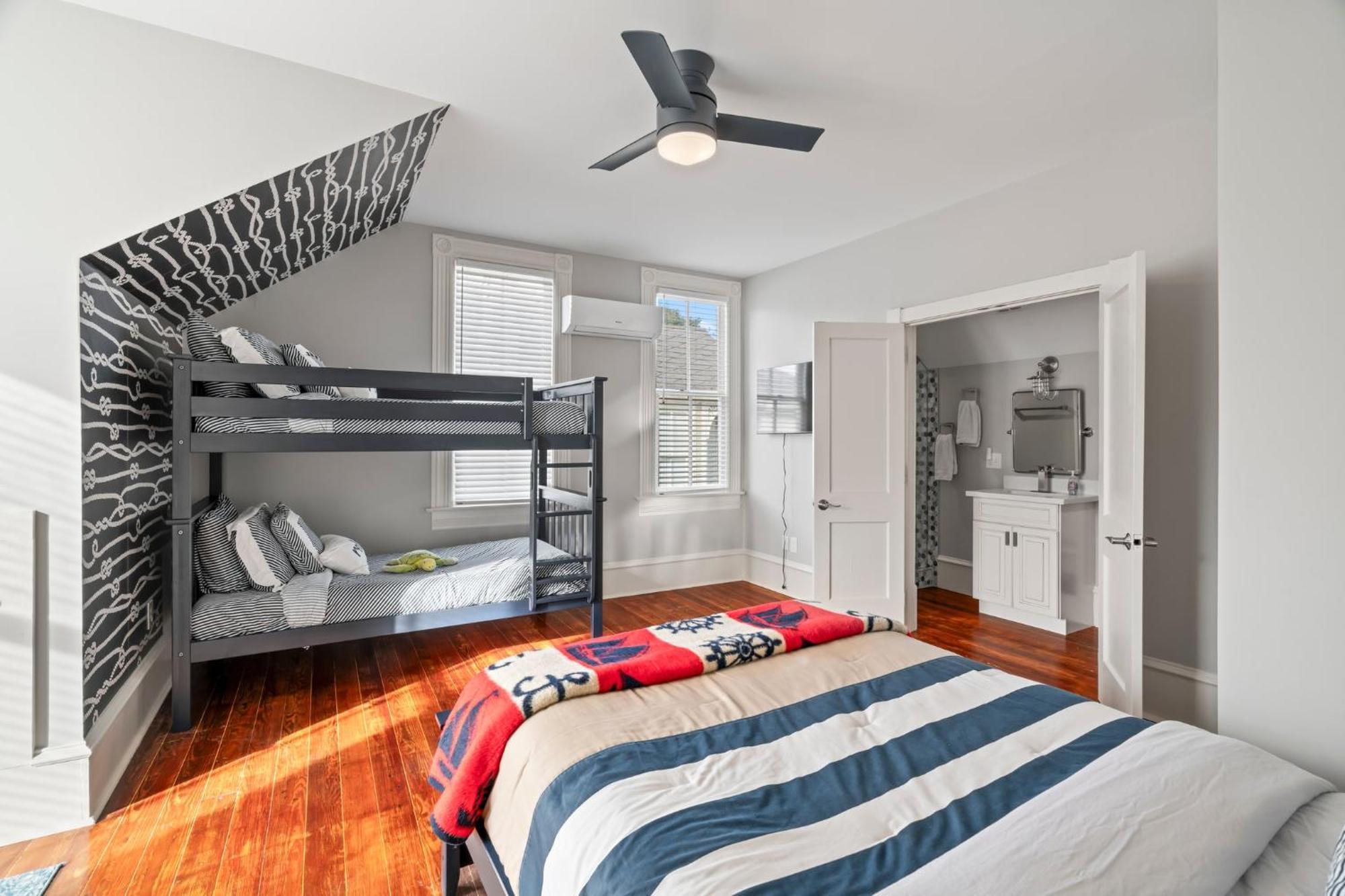 Historic Galveston Family Beach Home With 3 King Beds Buitenkant foto