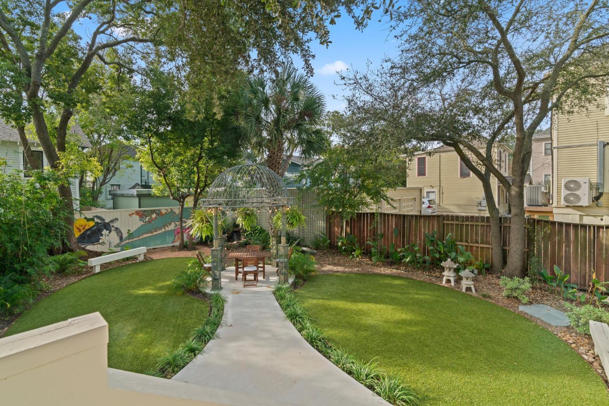 Historic Galveston Family Beach Home With 3 King Beds Buitenkant foto